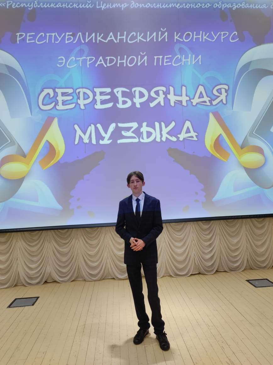 От безвестности к славе: восхождение молодого певца.